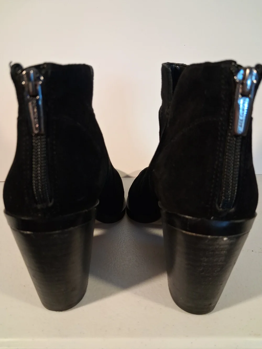 Vince CamutoWomens Shoes Black Suede Leather Pointed Toe Ankle Booties Size 8.5